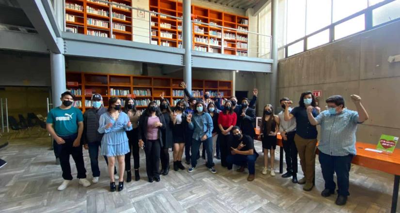 Presentan cortometrajes y libros alumnos del Colegio Ateneo en la Biblioteca Modelo