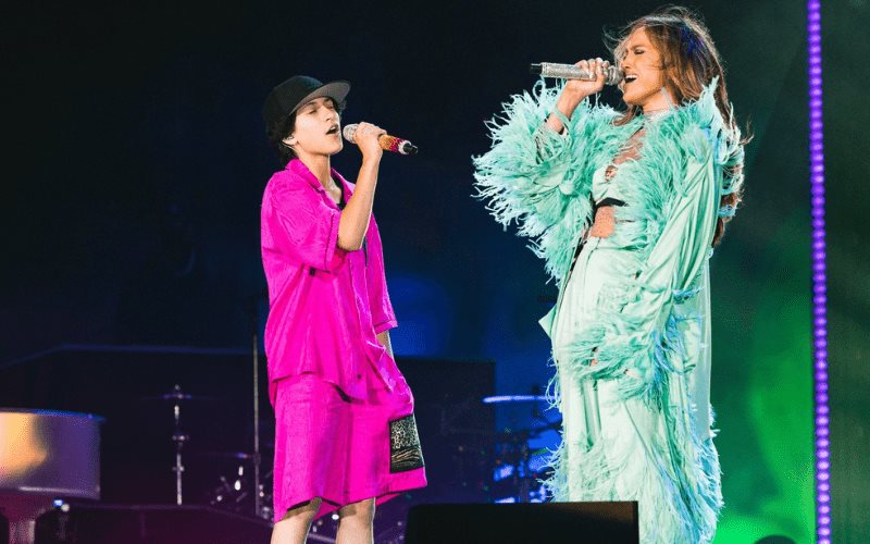 Jennifer Lopez presentar a su hija Emme con lenguaje inclusivo al cantar juntes