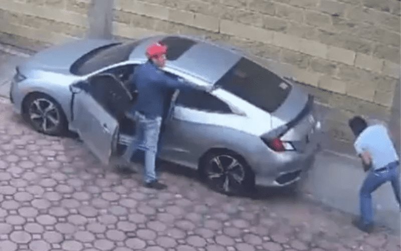 Hombre al abrir su auto encuentra a un ladrón con pistola en mano