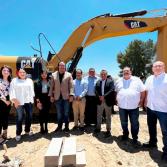 Alcalde Darío Benítez coloca primera piedra con la que dan inicios los trabajos de construcción de Walmart Tecate “La Garita”