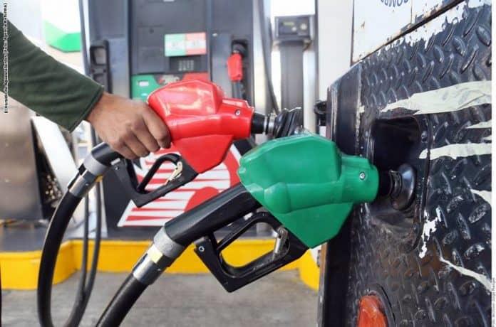 AMLO invita a estadounidenses a cargar gasolina en México