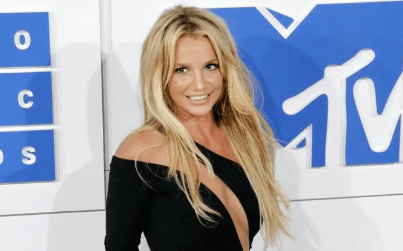 La cantante Britney Spears sorprende con nueva versión de Baby One More Time