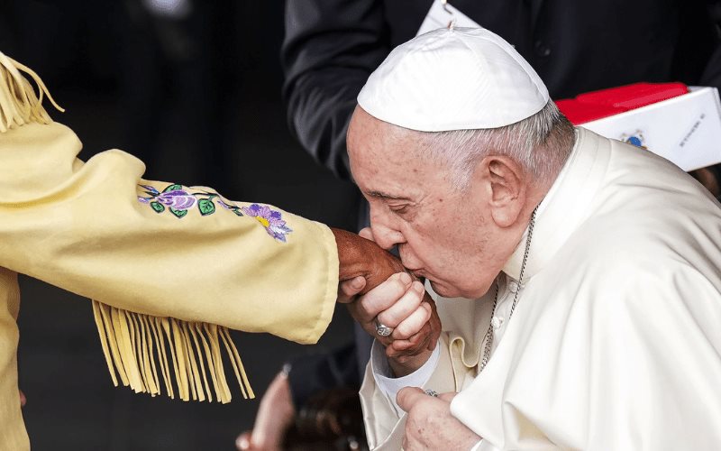 Papa Francisco se disculpa por los abusos contra los pueblos indígenas en Canadá
