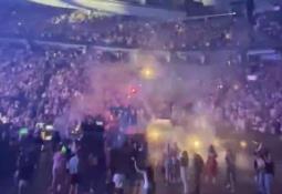 Pantalla gigante cae sobre grupo de  Mirror durante un concierto en Hong Kong