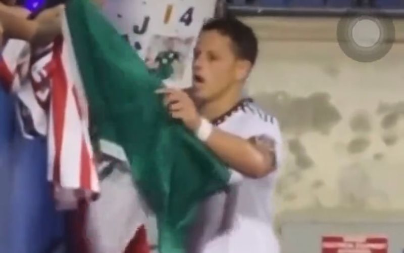 Chicharito Hernández es criticado por tirar una bandera mexicana