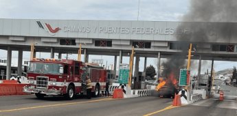 Carro se incendia en caseta de cobro de Playas de Tijuana