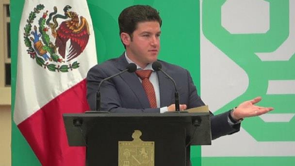 Samuel García critica a Nuevo León por bañarse dos veces al día