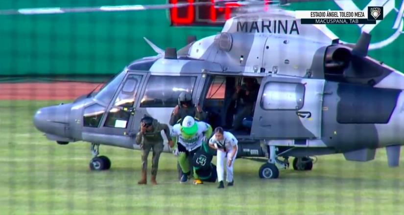 Utilizan un helicoptero de la Marina para llevar a una mascota de beisbol