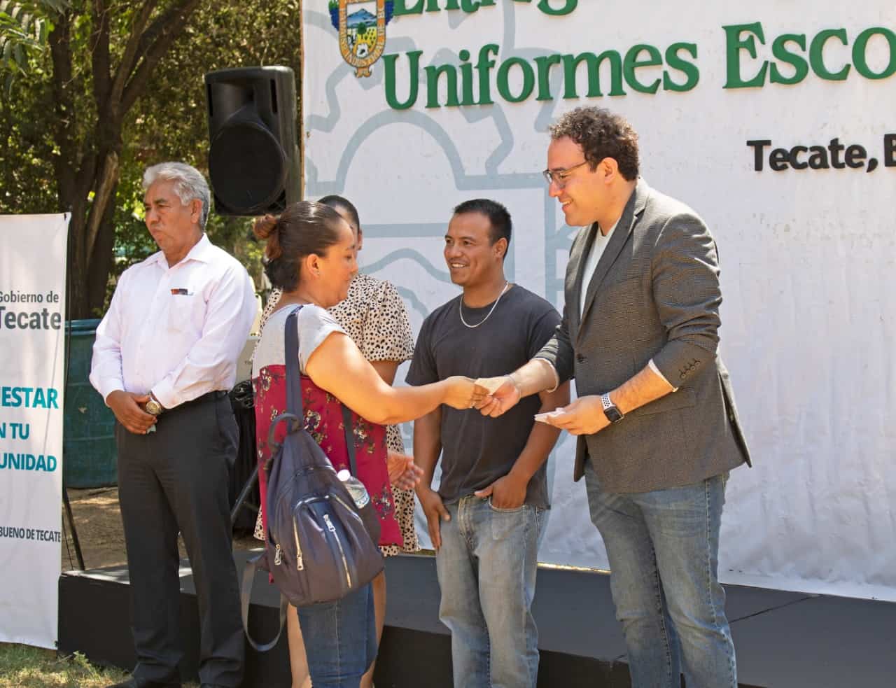 Dario Benitez entrega vales de uniformes escolares para que niños, niñas y adolescentes continúen su preparación académica