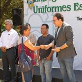 Dario Benitez entrega vales de uniformes escolares para que niños, niñas y adolescentes continúen su preparación académica