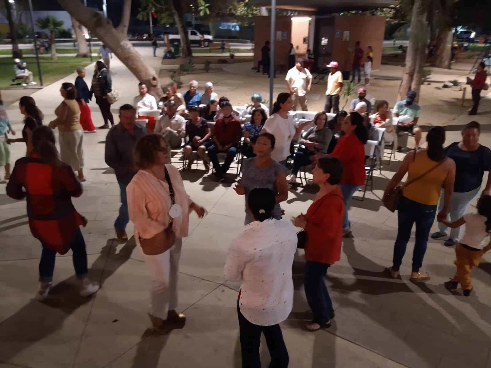 A ritmo de música latina más de 100 personas participan en "Bailongo de 10" en Parque Revolución