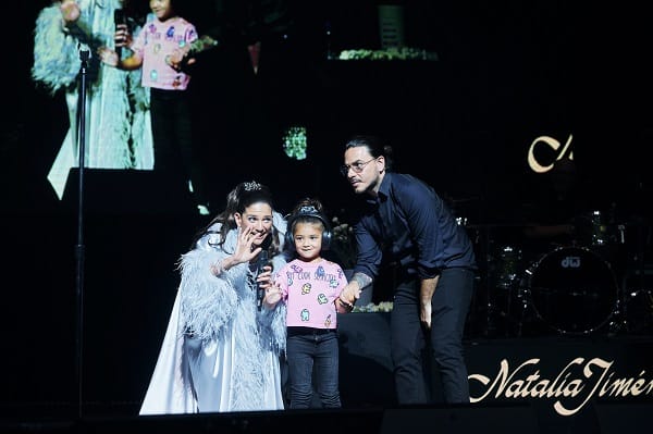 Natalia Jiménez conmueve en Miami al llorar y presentar a su hija Alessandra