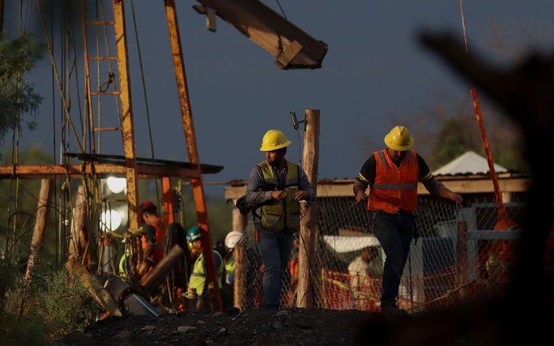 Detienen el rescate de los 10 mineros atrapados en Coahuila; familiares aceptan indemnización