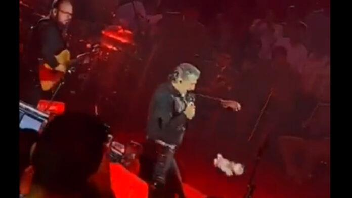 Alejandro Fernández patea un peluche de Dr. Simi en concierto en SLP