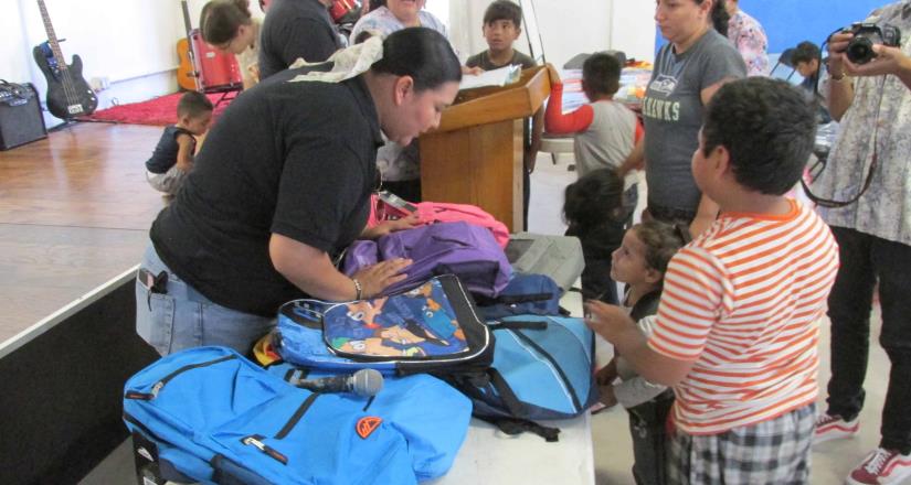 CUT entrega mochilas y útiles escolares a niños de educación básica
