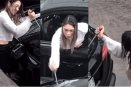 Mujer destroza el auto de su pareja tras descubrir supuesta infidelidad