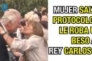 Mujer salta protocolo y le roba un beso al Rey Carlos lll