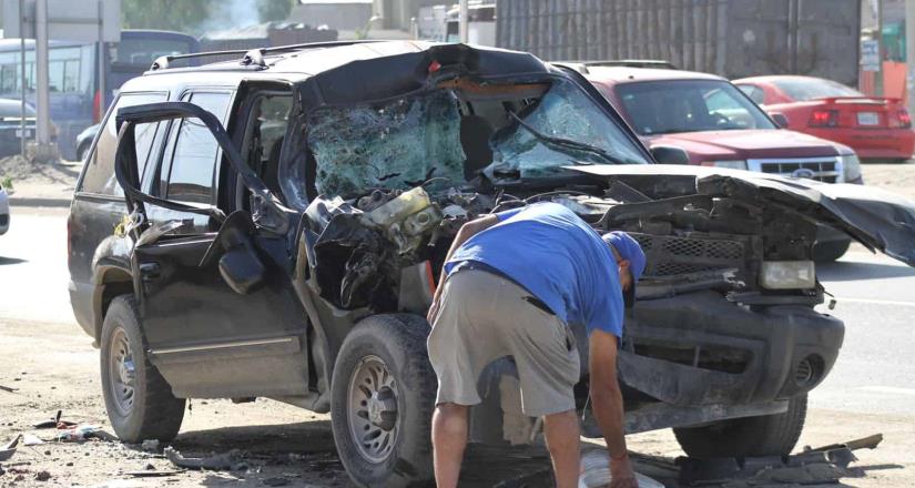 Conductor pierde el control de su camioneta e impacta a su familia contra un camión de reciclaje