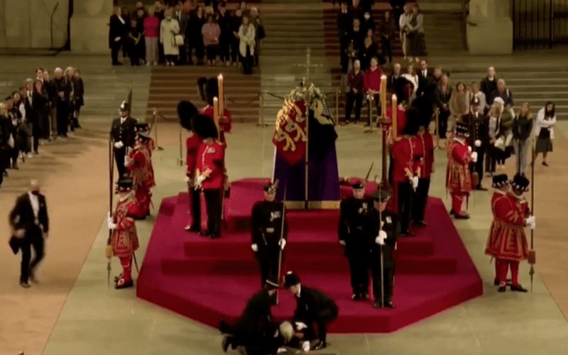 Se desmaya Guardia Real mientras velaba el ataúd de la reina Isabel