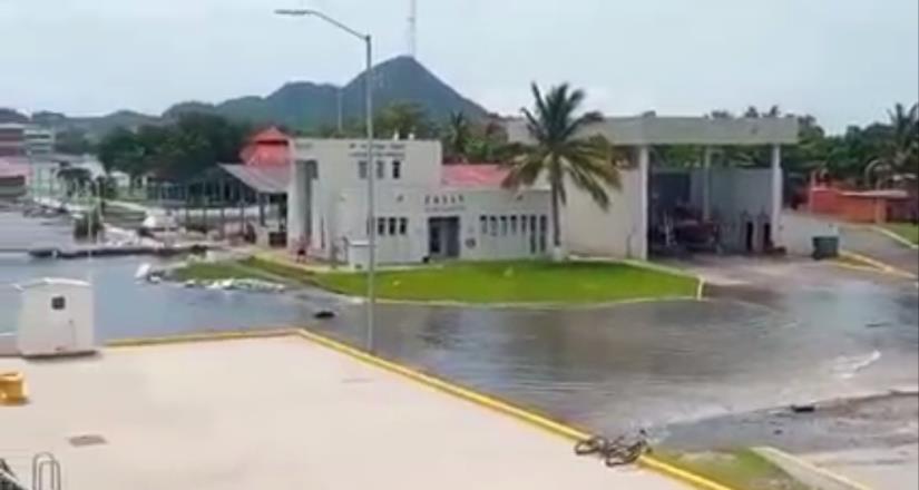 Se reporta alerta de tsunami en Manzanillo, en los primeros minutos a entrado agua del mar a tierra