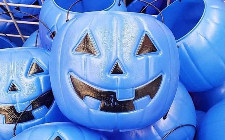 Calabazas de color azul para Halloween, iniciativa en redes en pro a los niños con autismo