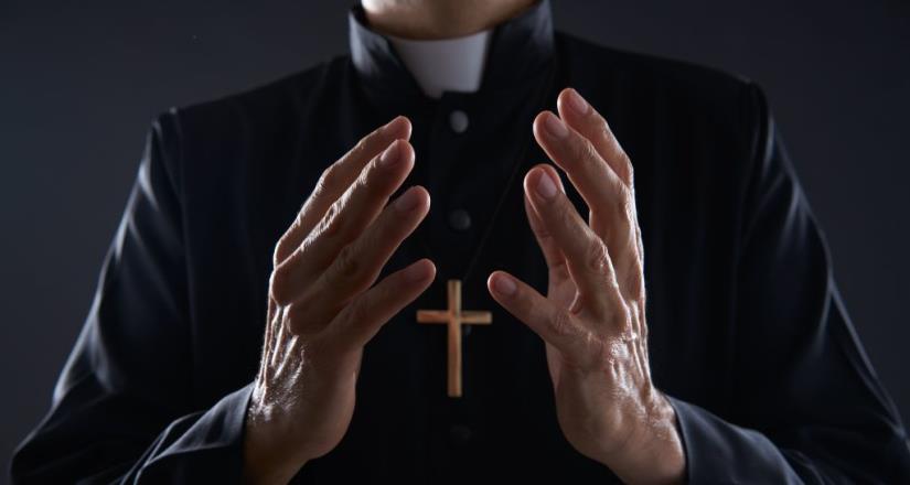 Separan a sacerdote de Brasil por ir a fiesta con un demonio