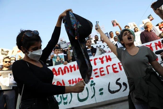 ¡No más velo..!: mujeres en Irán protestan por muerte de joven