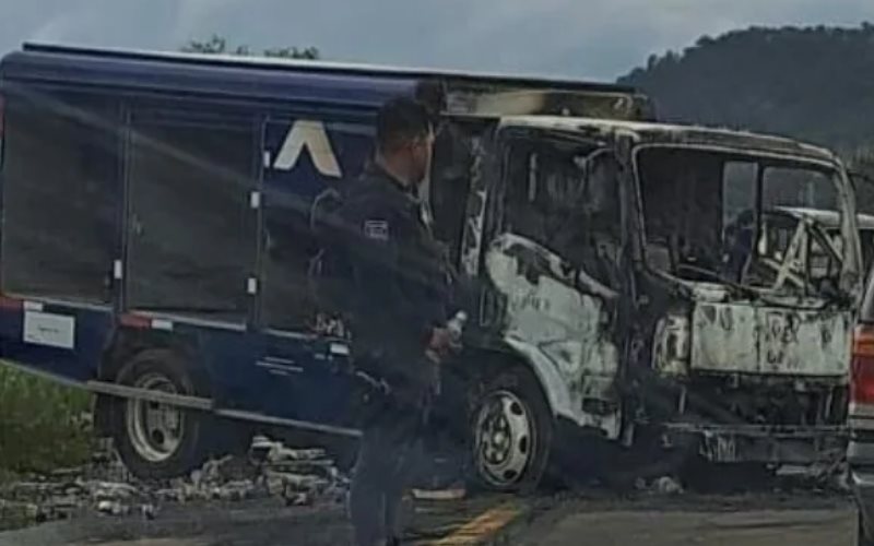 Normalistas incendian y roban tres camiones de reparto en Michoacán