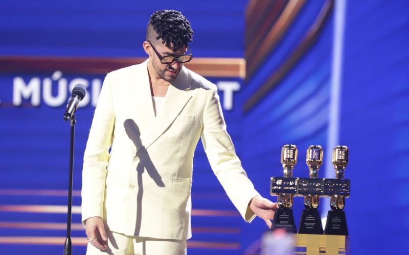 Bad Bunny arrasa con los Premios Billboard Latinos