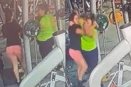 Mujeres pelean en gimnasio por un aparato de pesas en Guatemala