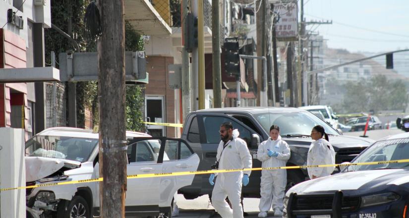 Se impacta vehículo con un taxi y momentos después con un negocio en el bulevar Cuauhtémoc