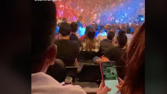 Cachan a joven en concierto mintiéndole a su novio por WhatsApp