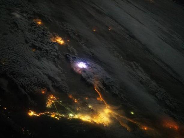 NASA capta estallido de relámpago y la luz de la Luna en foto