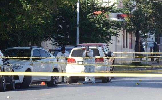 Asesinan a 6 hombres en un lote de autos en Monterrey