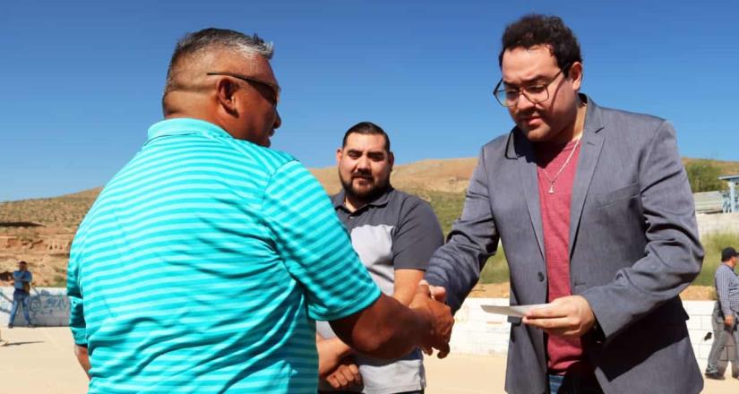 Darío Benítez entrega apoyo económico a familias damnificadas del Polvorín y Valle de las Palmas