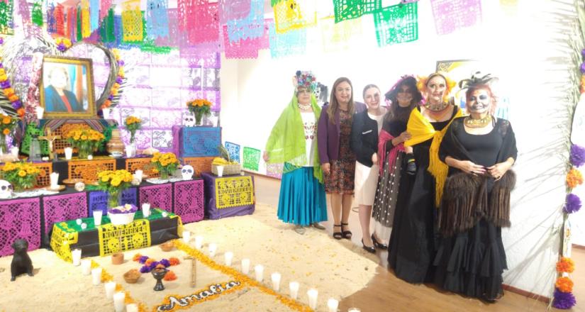 Dedican altar de muertos en Casa de la Cultura a profesora Amalia Gaytán