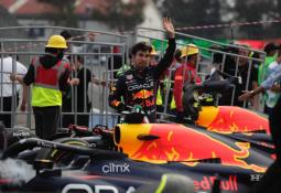 Sergio "Checo" Pérez termina tercero y Max Verstappen consigue su 14ª victoria