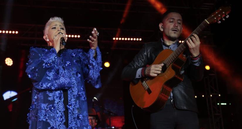 Ofreció Eugenia León exitoso concierto en la avenida Revolución de Tijuana