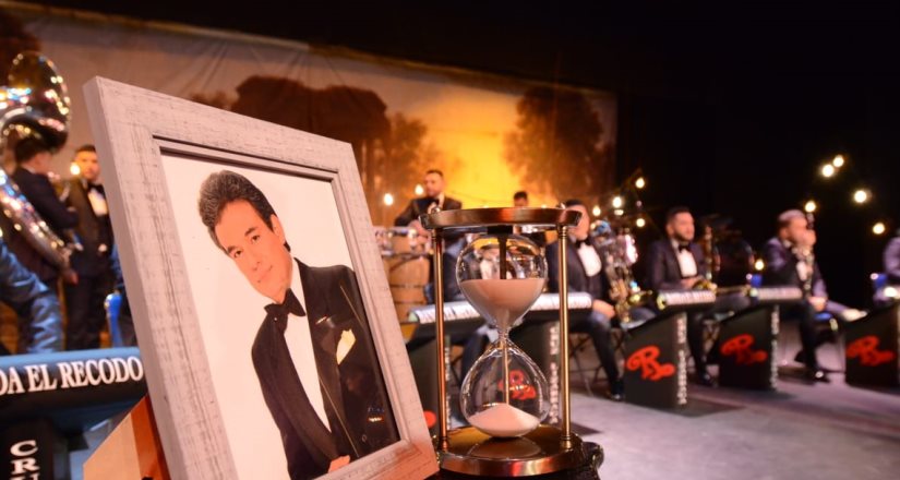 Banda El Recodo rinde homenaje a Vicente Fernández y José José