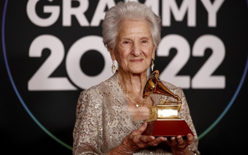 La cubana Angela Alvarez hace historia como la mujer más longeva en ganar un Latin Grammy