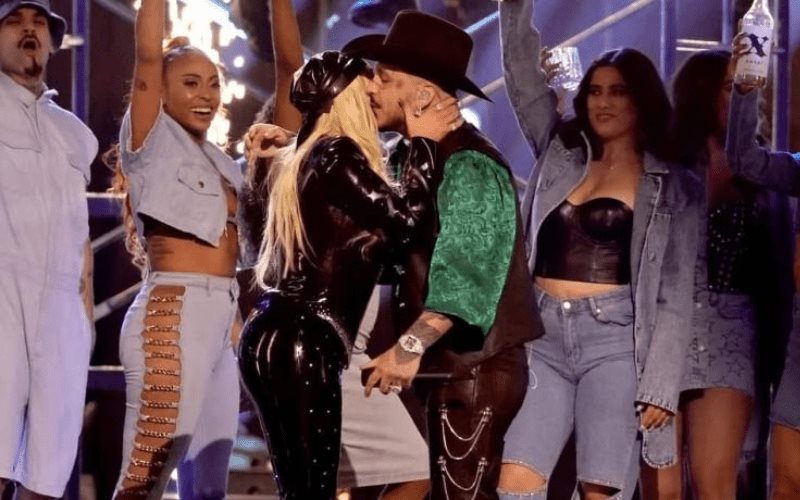 Christina Aguilera fascina al cantar en español con Nodal