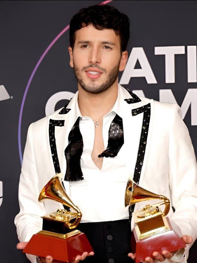 Sebastián Yatra recibe dos premios durante los Latin Grammy