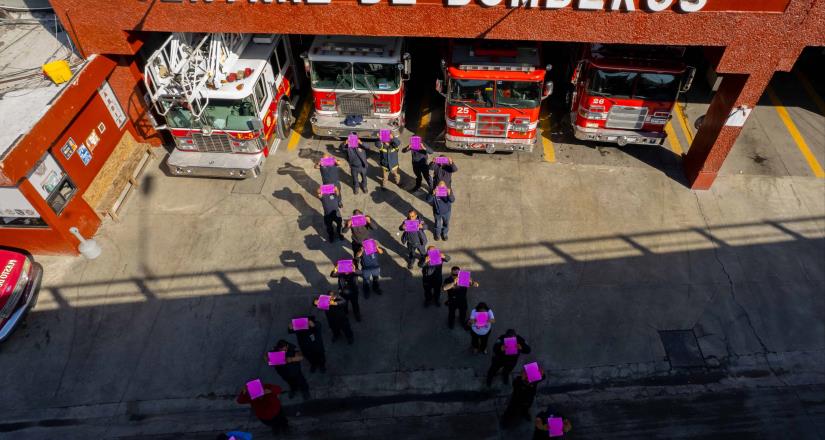 Forman bomberos y Pro Oncavi lazo humano por la prevención del cáncer de mama y próstata