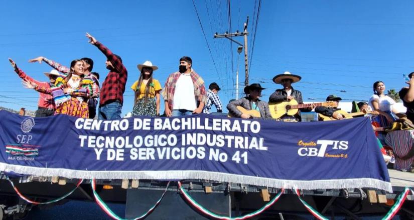 Familias ensenadenses disfrutan del desfile Cívico-Deportivo conmemorativo al CXII Aniversario de la Revolución Mexicana