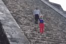 Casi linchan a turista extranjera por subir y bailar en pirámide