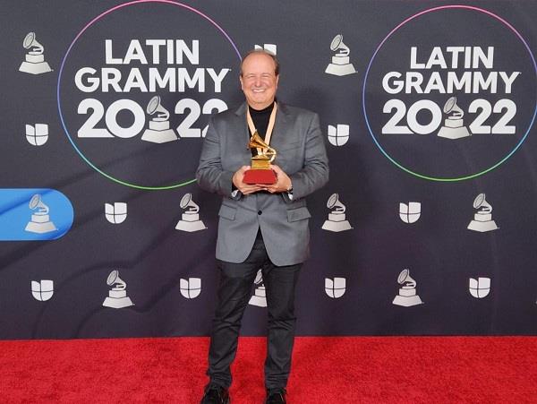 Productor Reyes Copello ratifica compromiso con jóvenes tras ganar el Latin Grammy