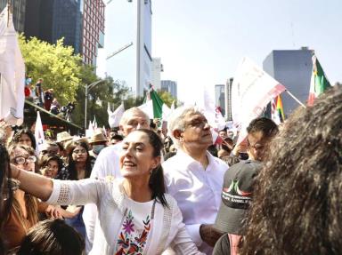 Andrés Manuel López Obrador desiste de usar un auto durante la marcha en la Ciudad de México