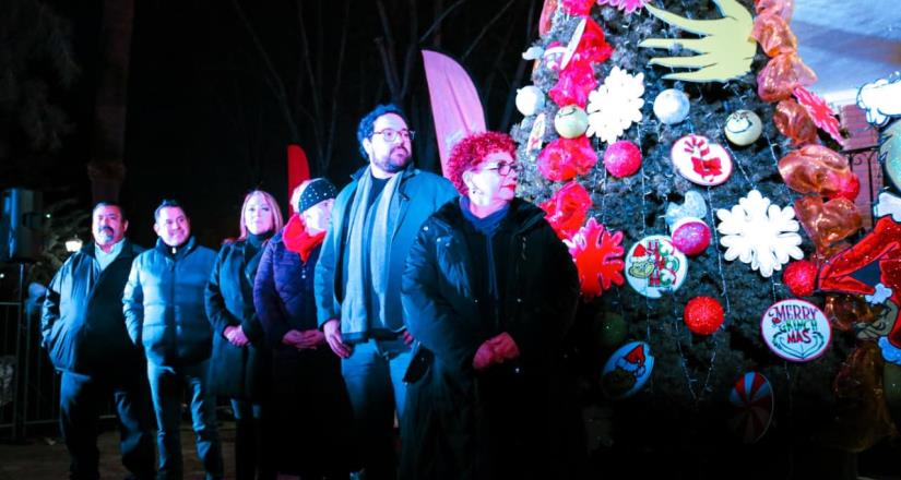 Cientos de tecatenses disfrutaron del tradicional encendido del árbol navideño