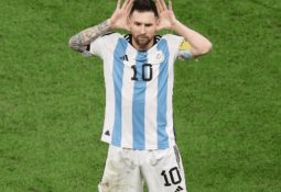 Julián Álvarez, de pedirle fotos a Leo Messi, a celebrar un Mundial con él