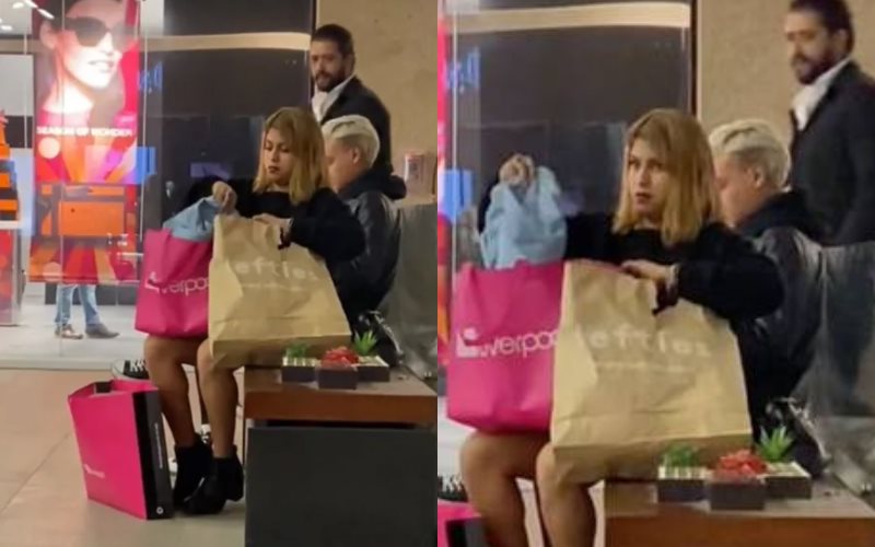 Cachan a una mujer cambiando sus compras a una bolsa de Liverpool